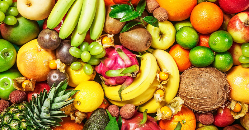 Salade de fruits : cette image montre un assortiment coloré et varié de fruits frais disposés de manière dense et vibrante.