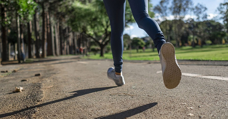 Image d'une personne faisant une course à pieds, marche rapide.