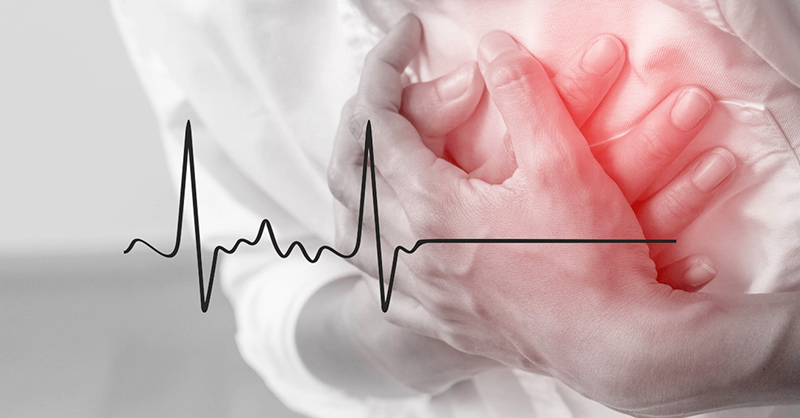 Image d'une personne posant sa main sur sa poitrine avec une sensation de palpitation et une image électrocardiogramme.