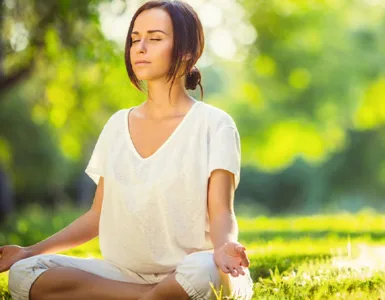 Méditation en pleine nature d'une personne, une femme pour gérer le stress.