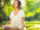 Méditation en pleine nature d'une personne, une femme pour gérer le stress.